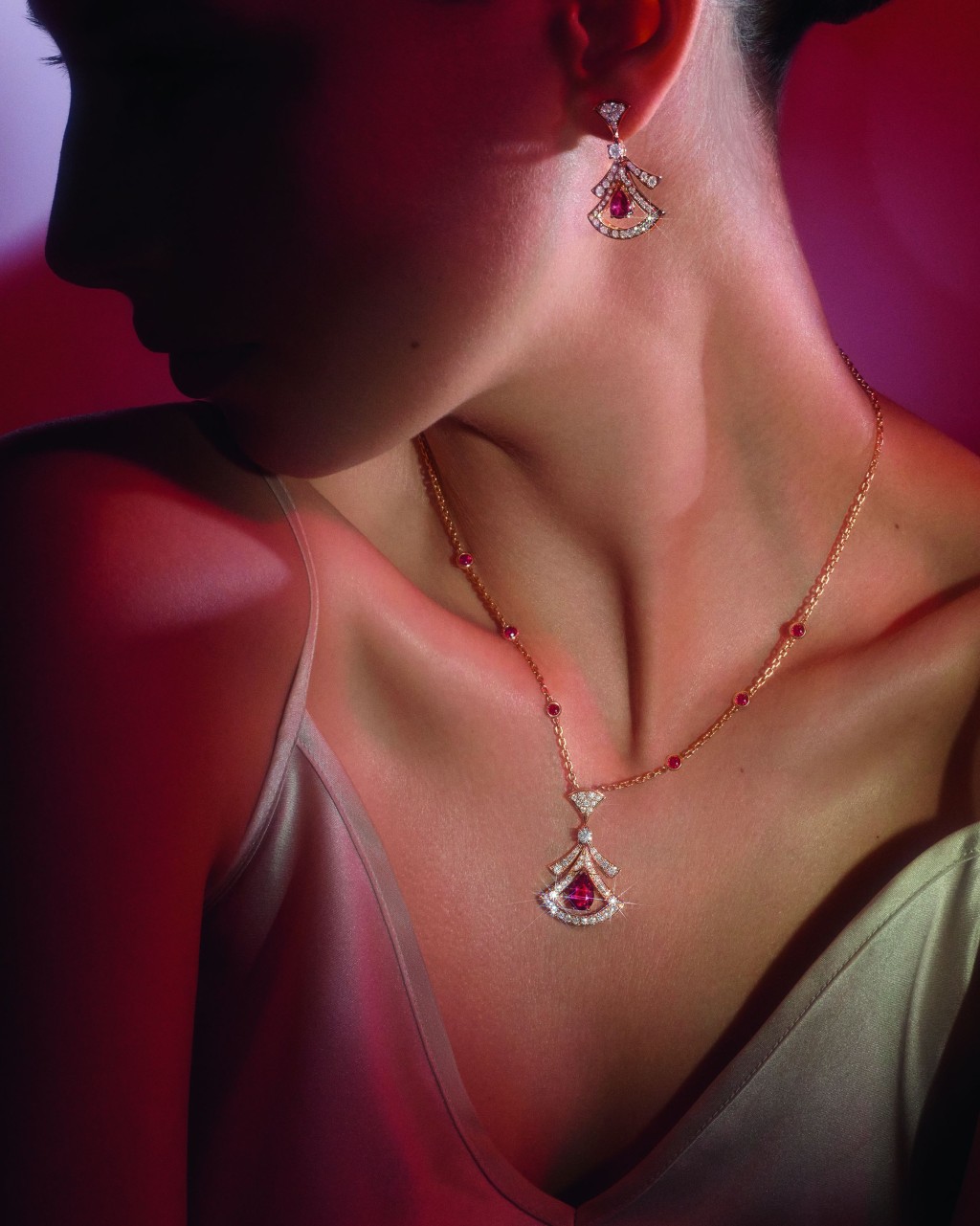 Bvlgari Divas' Dream 18K玫瑰金鏤空項鏈/$322,000，鑲嵌單顆梨形紅寶石、圓形明亮式切割紅寶石及鑽石。